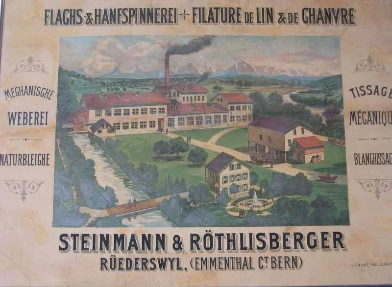 Altes Firmenplakat der Flachs- und Hanfspinnerei Steinmann & Röthlisberger in Rüederswyl: Fabrikgebäude mit Hochkamin an einem Wasserlauf, dahinter die Alpen