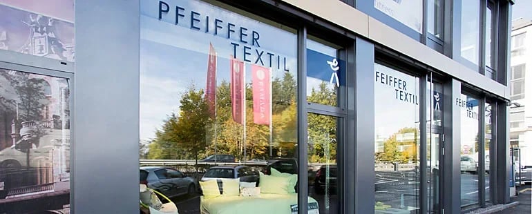 Vitrine avec l’inscription Pfeiffertextil