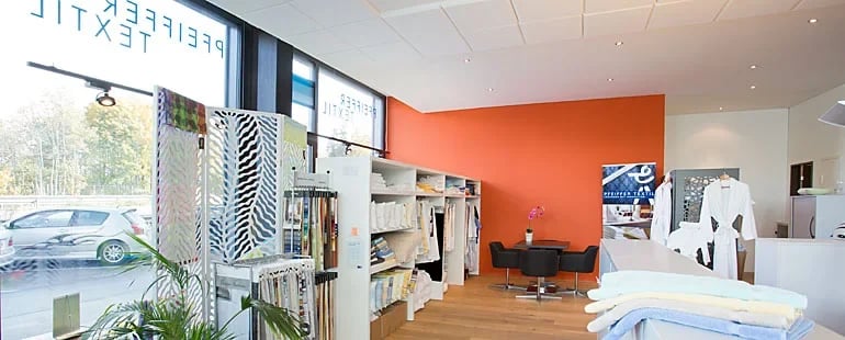 Showroom avec présentoirs d’échantillons et coin salon