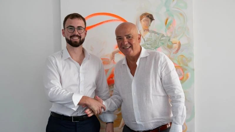 Fabien Baumann (links) und Vitus Baumann beim Handschlag zur Firmenübergabe