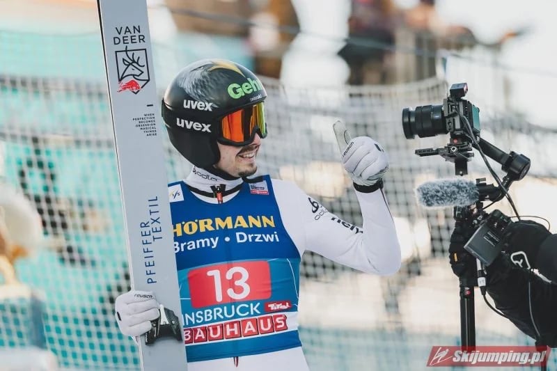 Sandro Hauswirth zeigt in Innsbruck den Daumen nach oben, am Ski der Schriftzug Pfeiffer Textil