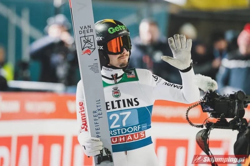 Sandro Hauswirth winkt im Auslauf der Schanze in Oberstdorf, am Ski der Schriftzug Pfeiffer Textil