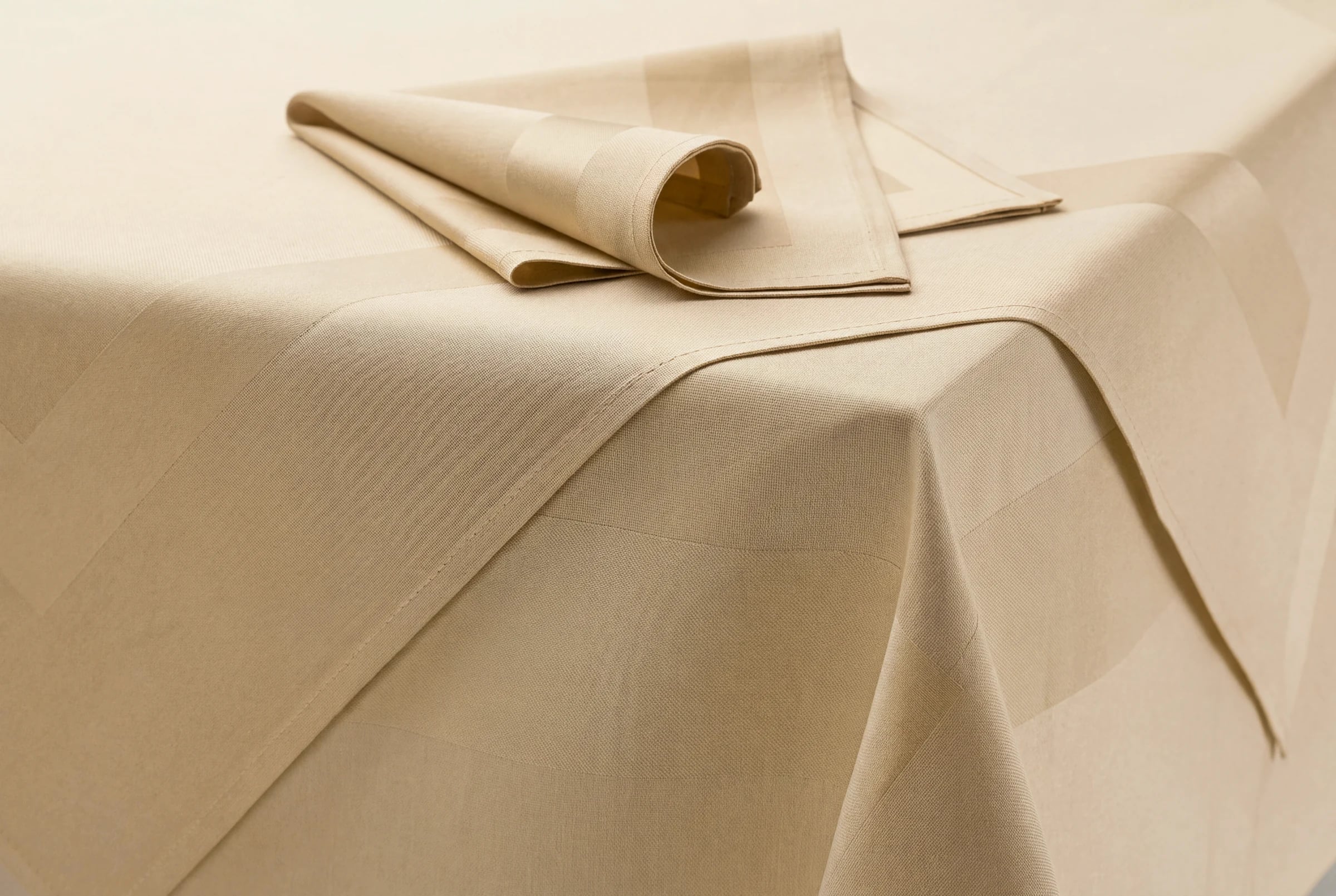 Atlaskante Beige – Gewebe im Detail